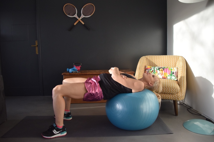 Exercices à faire enceinte avec un ballon de gym - inphysiofr